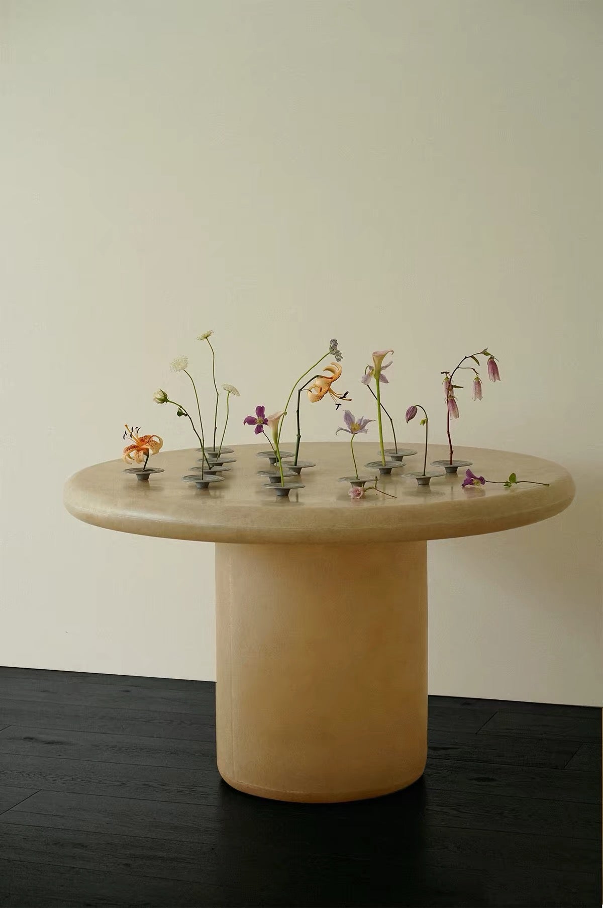 <URFF DECO> 波紋金属花器 一輪挿し 剣山付き 侘寂フラワーベース | Wabi-Sabi Ripple Flower Vase