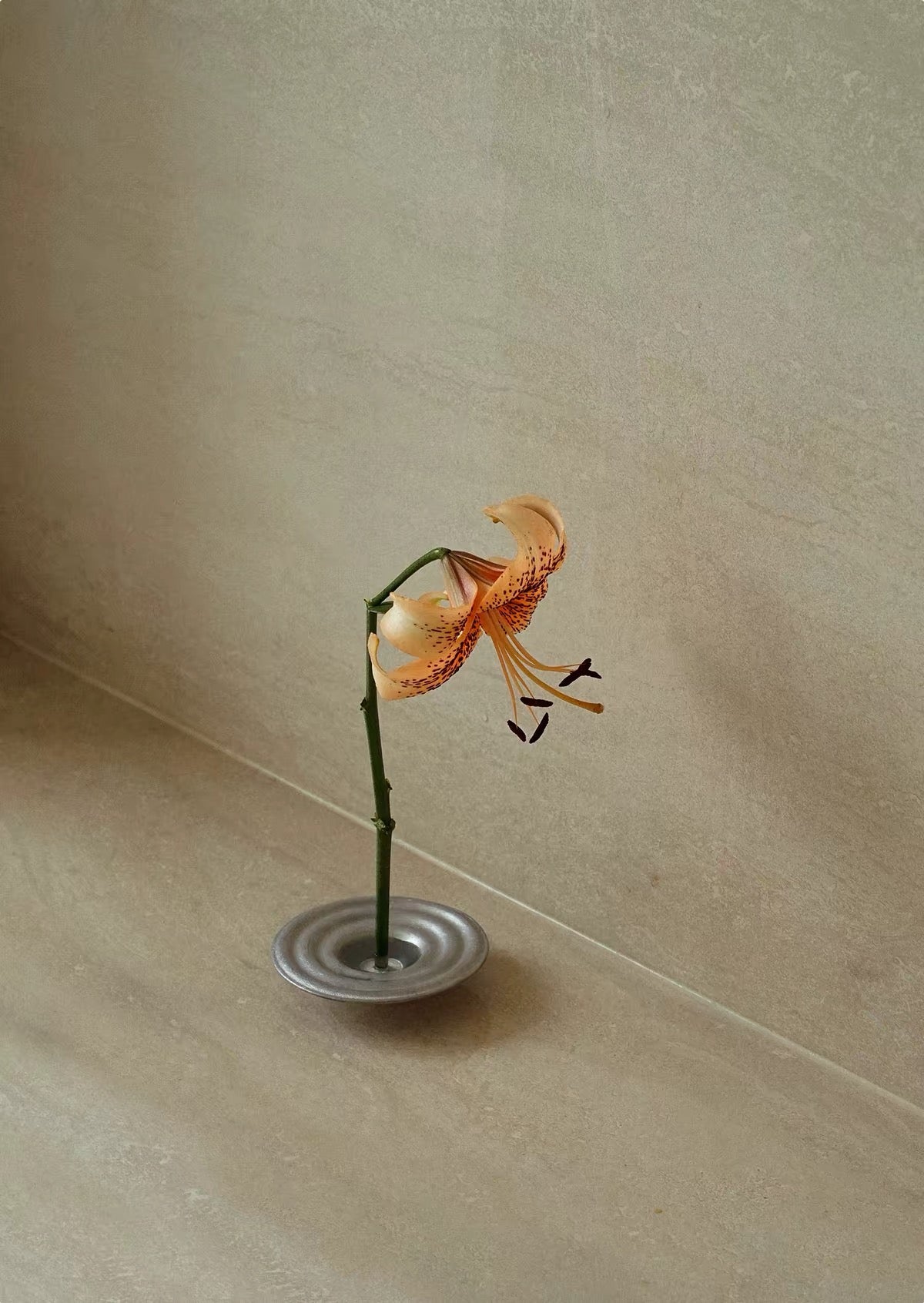 <URFF DECO> 波紋金属花器 一輪挿し 剣山付き 侘寂フラワーベース | Wabi-Sabi Ripple Flower Vase
