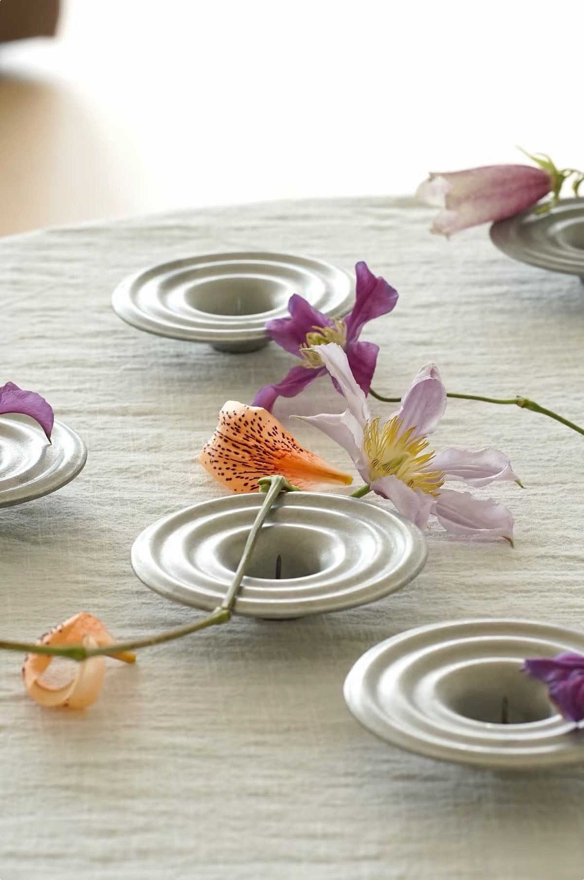 <URFF DECO> 波紋金属花器 一輪挿し 剣山付き 侘寂フラワーベース | Wabi-Sabi Ripple Flower Vase