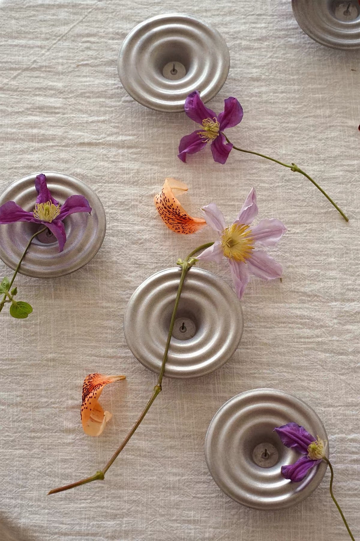 <URFF DECO> 波紋金属花器 一輪挿し 剣山付き 侘寂フラワーベース | Wabi-Sabi Ripple Flower Vase