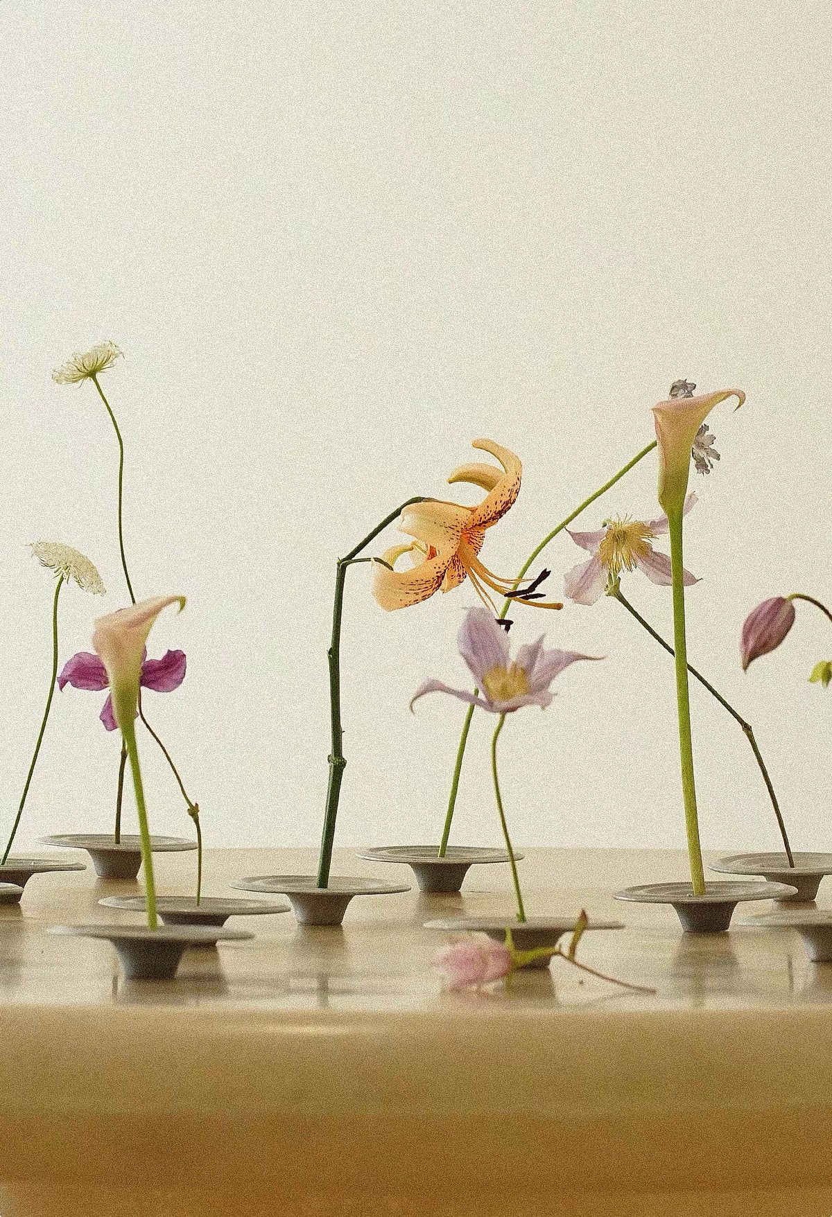 <URFF DECO> 波紋金属花器 一輪挿し 剣山付き 侘寂フラワーベース | Wabi-Sabi Ripple Flower Vase