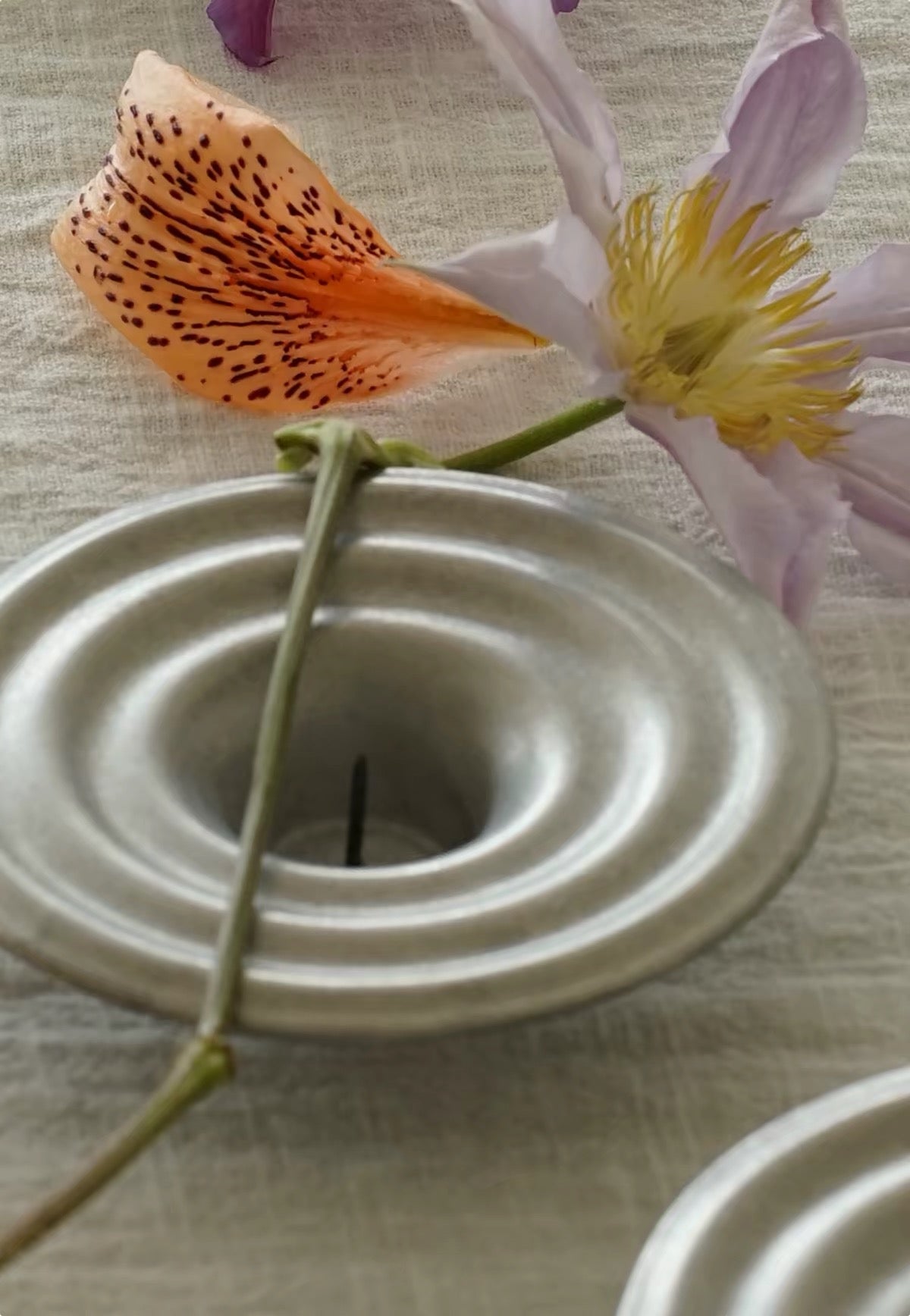 <URFF DECO> 波紋金属花器 一輪挿し 剣山付き 侘寂フラワーベース | Wabi-Sabi Ripple Flower Vase