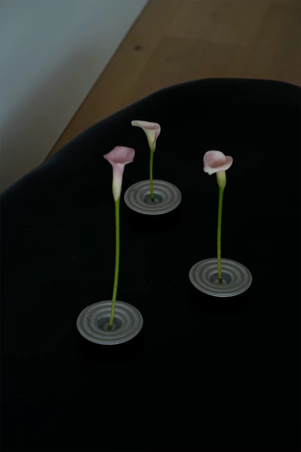 <URFF DECO> 波紋金属花器 一輪挿し 剣山付き 侘寂フラワーベース | Wabi-Sabi Ripple Flower Vase