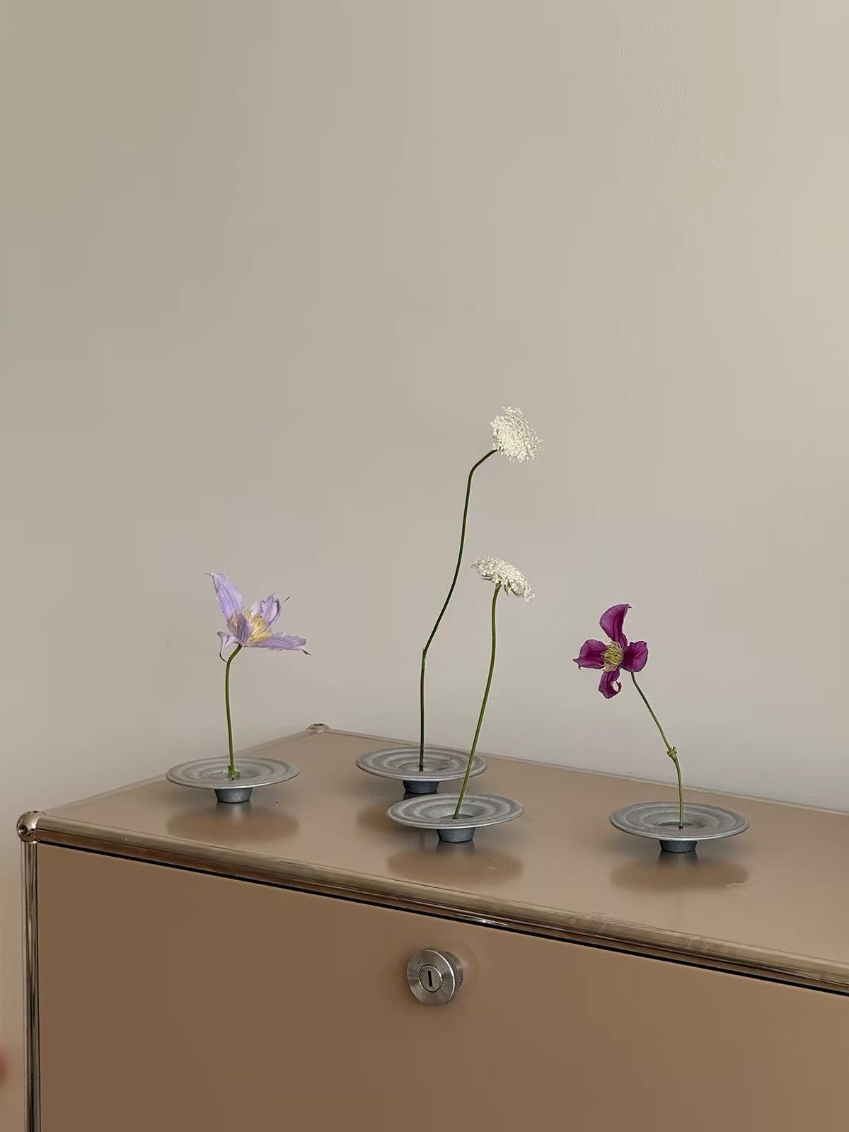 <URFF DECO> 波紋金属花器 一輪挿し 剣山付き 侘寂フラワーベース | Wabi-Sabi Ripple Flower Vase