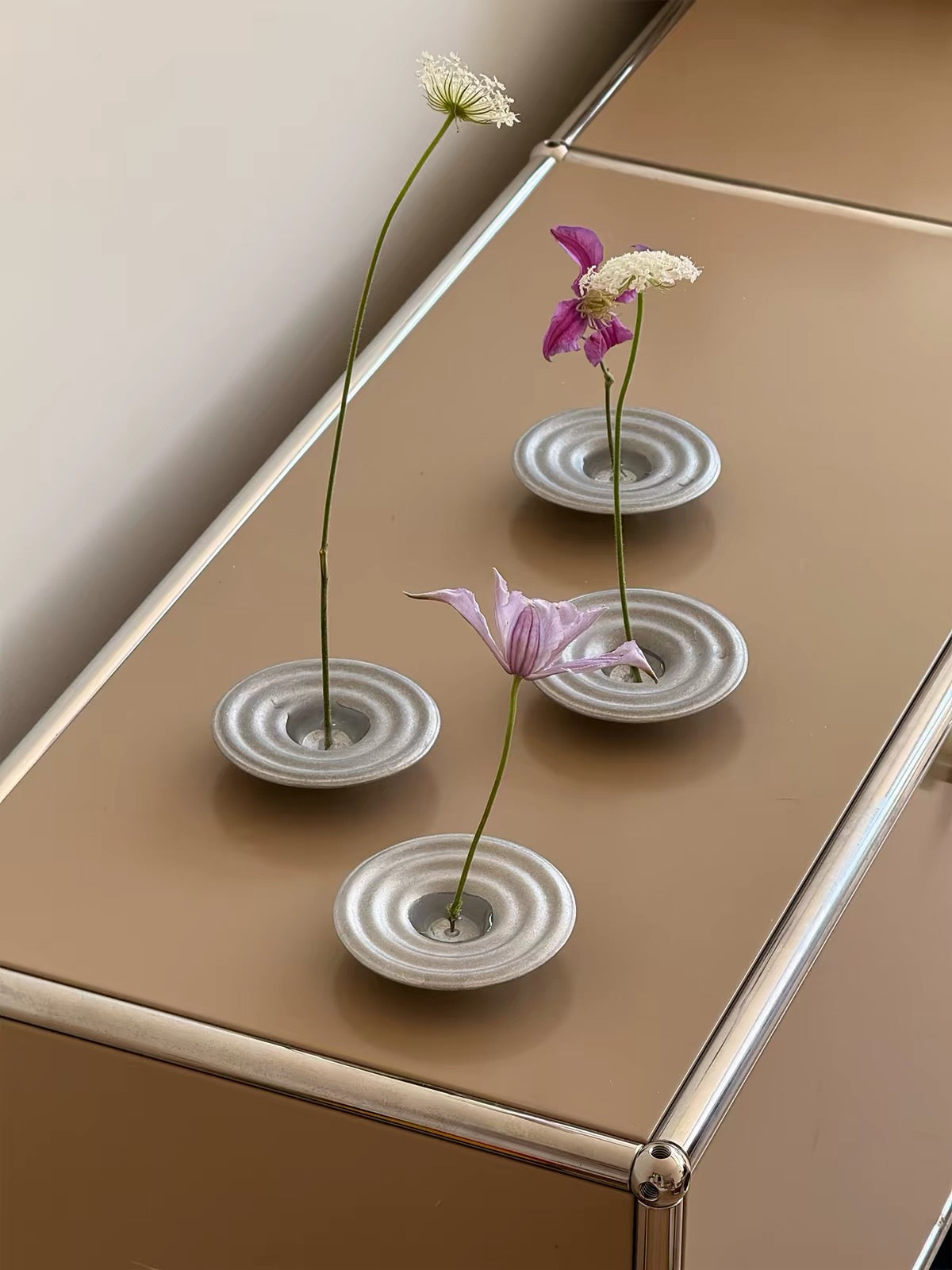 <URFF DECO> 波紋金属花器 一輪挿し 剣山付き 侘寂フラワーベース | Wabi-Sabi Ripple Flower Vase